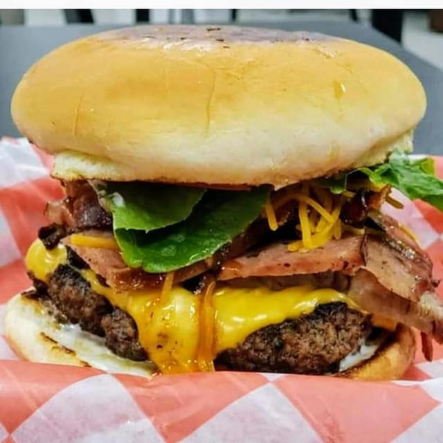BBQ BACON CHEESEBURGER.